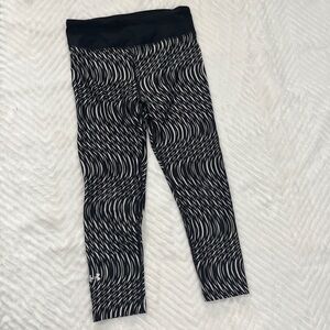 Under Armour Black White Compression Leggings Heatgear Size XS cropped athletic